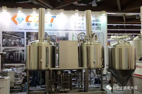 Mini planta de la cervecería del pequeño equipo comercial de la elaboración de la cerveza eléctrica o vapor