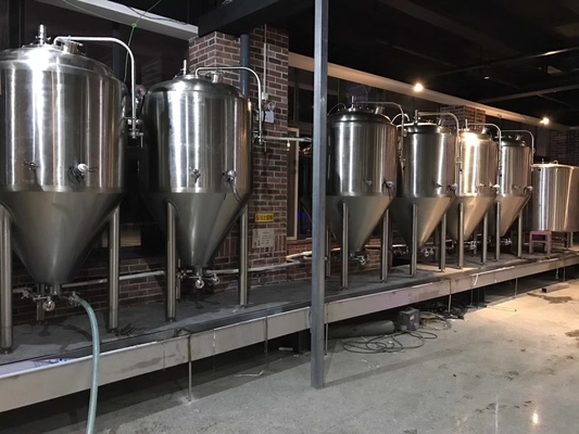 equipo de la elaboración de la cerveza del gran escala 2000L 304 bombas sanitarias con controles de VFD