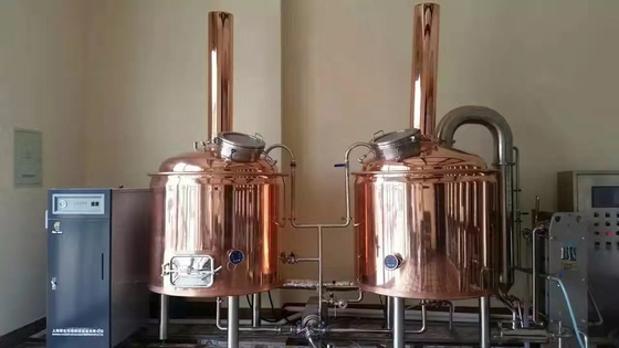 El PLC controla el pequeño hogar de la cerveza de cobre que elabora los sistemas, mini equipo de la cervecería de la cerveza