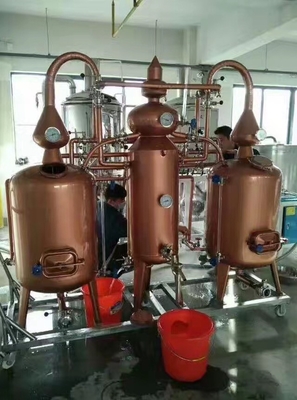 El PLC controla el pequeño hogar de la cerveza de cobre que elabora los sistemas, mini equipo de la cervecería de la cerveza