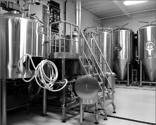 Cerveza brillante semi auto del acero inoxidable del tanque de la cerveza que elabora la calefacción de vapor del sistema