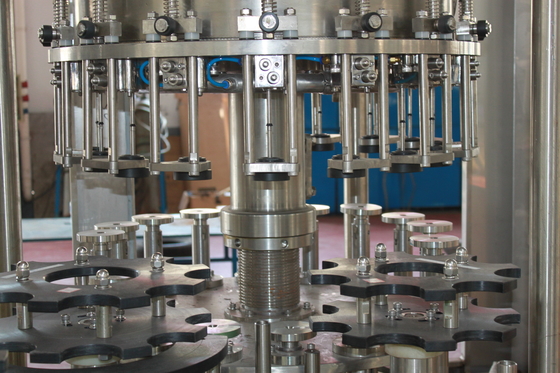 Cadena de producción de la cervecería de la oferta máquina que capsula de relleno que se lava automática del agua de botella