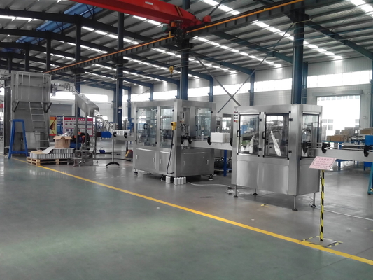 Cadena de producción eléctrica de la cervecería botella automática que aclara la máquina de relleno y que capsula