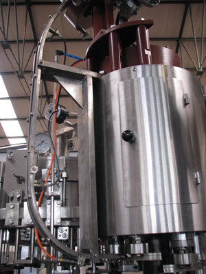 Cadena de producción automática de la cervecería bebida que aclara la máquina de relleno de Monoblock que capsula