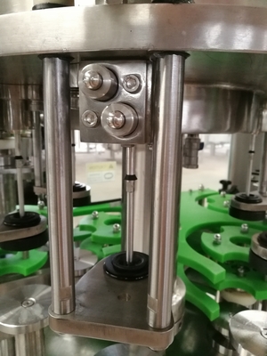La máquina de embotellado automática Sus304 3 en 1 para la cerveza/carbonató la bebida