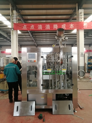 La máquina de embotellado automática Sus304 3 en 1 para la cerveza/carbonató la bebida