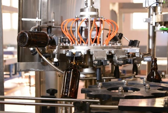3 en 1 máquina de embotellado de cristal Sus304 para la bebida carbonatada cervecería del arte