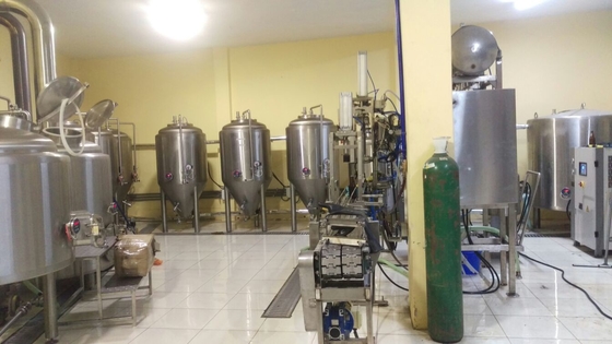 equipo comercial de la elaboración de la cerveza de la cervecería del directo-fuego 3.5bbl pequeño cabido en una calefacción directa del envase 40Hq