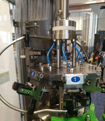 El capsular de relleno del fregado de las botellas de vidrio de la máquina de rellenar de 500 BPH Monoblock