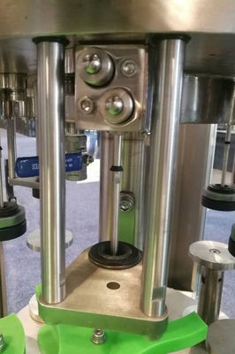 El capsular de relleno del fregado de las botellas de vidrio de la máquina de rellenar de 500 BPH Monoblock