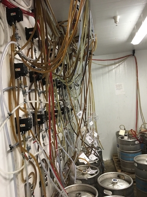 Tipo moderno clásico equipo del Microbrewery con el tanque cónico del depósito de fermentación