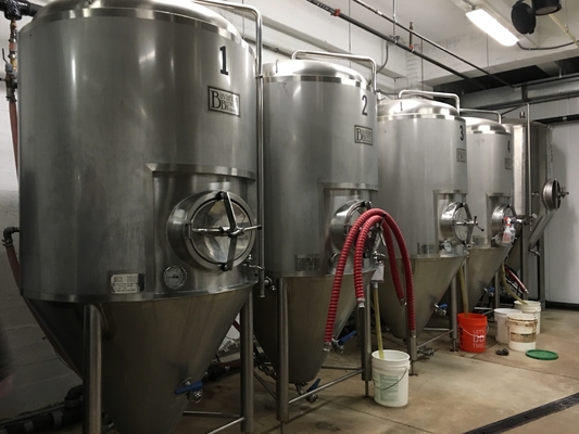 Tipo moderno clásico equipo del Microbrewery con el tanque cónico del depósito de fermentación