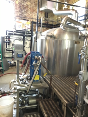 Tipo moderno clásico equipo del Microbrewery con el tanque cónico del depósito de fermentación