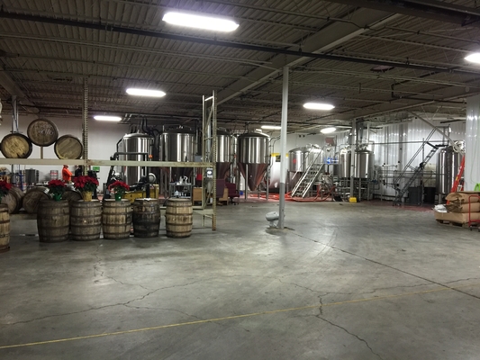 Tipo moderno clásico equipo del Microbrewery con el tanque cónico del depósito de fermentación