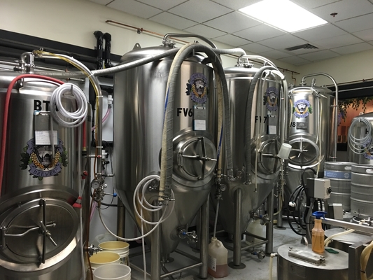 Equipo micro del Microbrewery del Pub superficie pulida sistema de la elaboración de la cerveza de 3,5 barriles