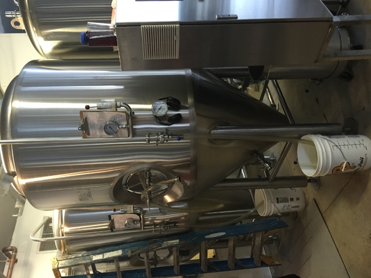 Equipo micro del Microbrewery del Pub superficie pulida sistema de la elaboración de la cerveza de 3,5 barriles