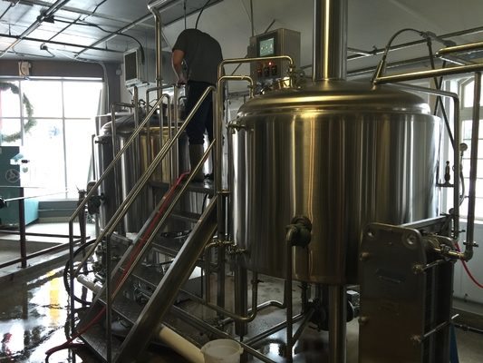 Equipo micro del Microbrewery del Pub superficie pulida sistema de la elaboración de la cerveza de 3,5 barriles